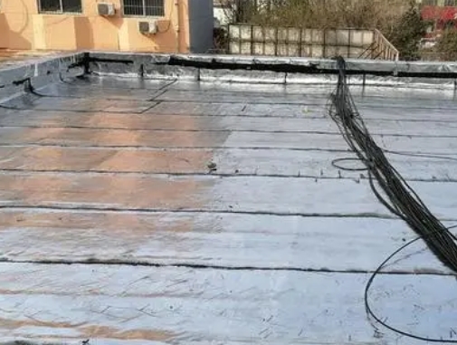 定南卫生间漏水维修公司分享下定南屋面楼顶防水刚性防水层施工要点。